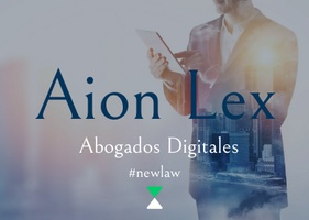 Aion Lex — Abogados Digitales #newlaw: profesional usando una tableta